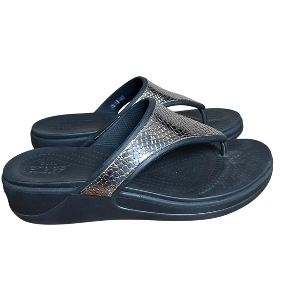 CROCS Monterey Metallic Silver Platform Wedge Sandal Thong Flip Flop Sz 11 Comfy - Picture 1 of 9